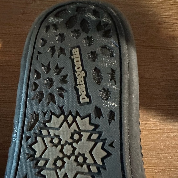 Patagonia sandals in navy suede. Size 7 - Picture 4 of 4